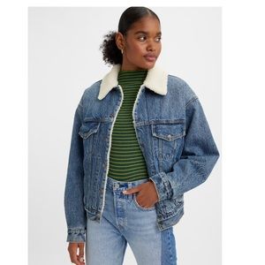 Levi’s Women’s Trucker Jacket Sherpa size L